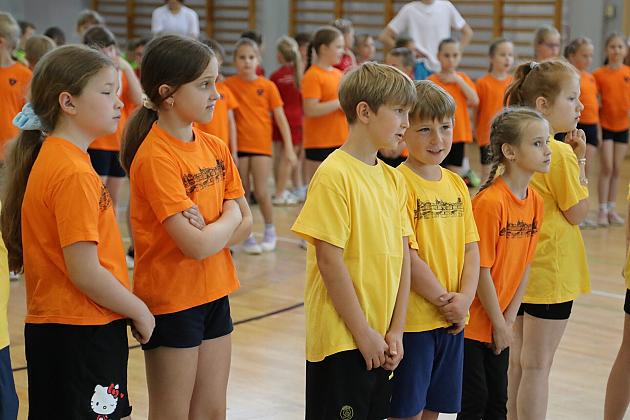 „Kto z nas lepiej i prędzej” – sportowa zabawa pełna emocji i uśmiechu!