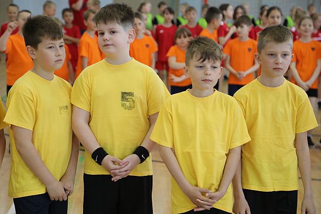 „Kto z nas lepiej i prędzej” – sportowa zabawa pełna emocji i uśmiechu!