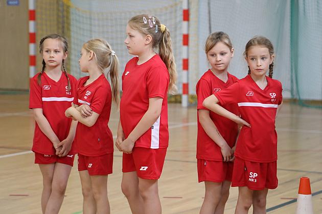 „Kto z nas lepiej i prędzej” – sportowa zabawa pełna emocji i uśmiechu!