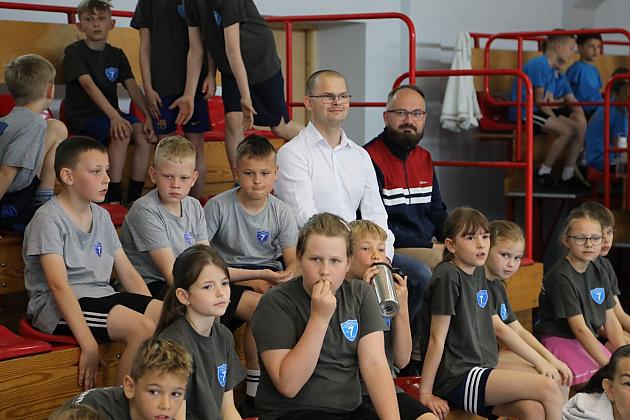 „Kto z nas lepiej i prędzej” – sportowa zabawa pełna emocji i uśmiechu!