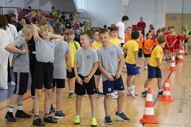 „Kto z nas lepiej i prędzej” – sportowa zabawa pełna emocji i uśmiechu!