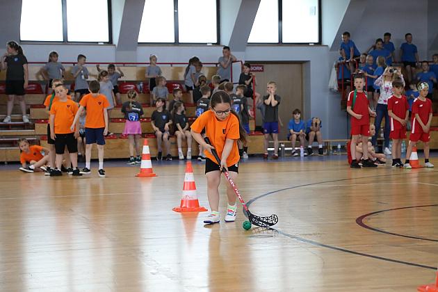 „Kto z nas lepiej i prędzej” – sportowa zabawa pełna emocji i uśmiechu!