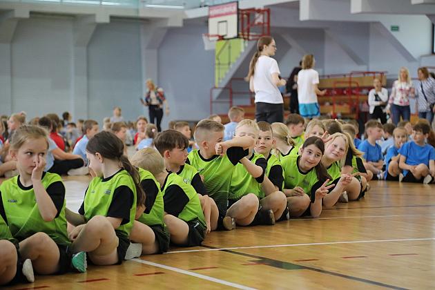 „Kto z nas lepiej i prędzej” – sportowa zabawa pełna emocji i uśmiechu!