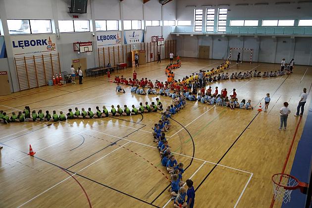 „Kto z nas lepiej i prędzej” – sportowa zabawa pełna emocji i uśmiechu!