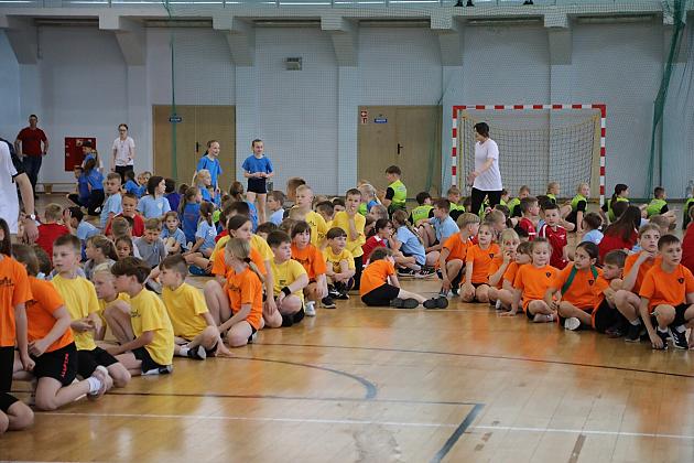 „Kto z nas lepiej i prędzej” – sportowa zabawa pełna emocji i uśmiechu!