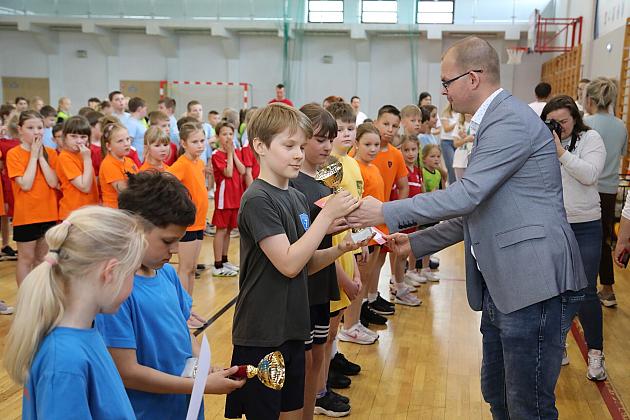 „Kto z nas lepiej i prędzej” – sportowa zabawa pełna emocji i uśmiechu!