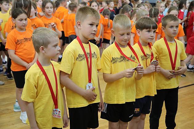 „Kto z nas lepiej i prędzej” – sportowa zabawa pełna emocji i uśmiechu!