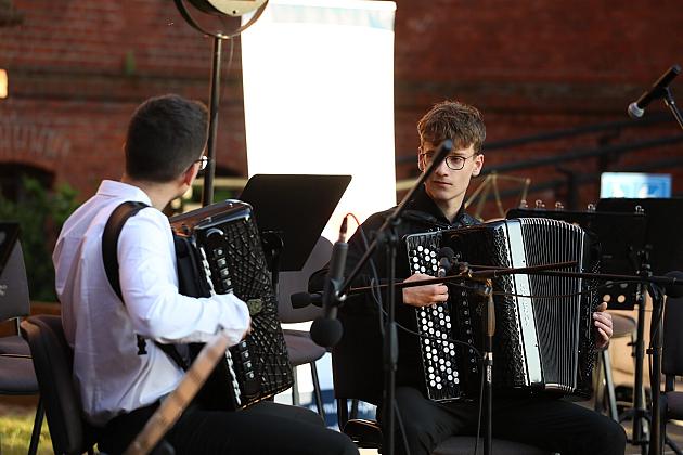 Letnie Granie ponownie na dziedzińcu ratusza – koncert akordeonowy z udziałem 33 młodych muzyków z całej Polski