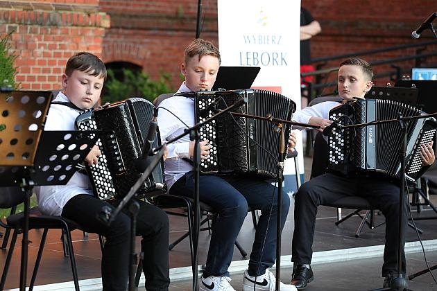 Letnie Granie ponownie na dziedzińcu ratusza – koncert akordeonowy z udziałem 33 młodych muzyków z całej Polski
