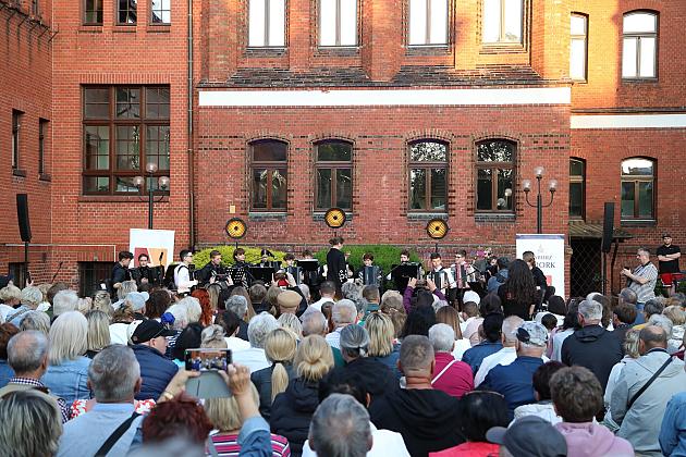 Letnie Granie ponownie na dziedzińcu ratusza – koncert akordeonowy z udziałem 33 młodych muzyków z całej Polski