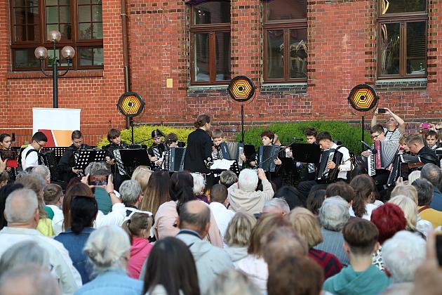 Letnie Granie ponownie na dziedzińcu ratusza – koncert akordeonowy z udziałem 33 młodych muzyków z całej Polski