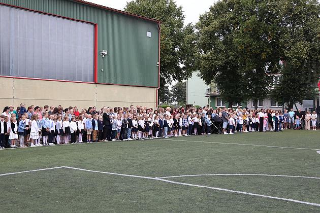 Uczniowie wrócili do szkół. Inauguracja roku szkolnego w SP nr 5 w Lęborku