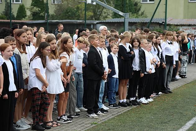 Uczniowie wrócili do szkół. Inauguracja roku szkolnego w SP nr 5 w Lęborku