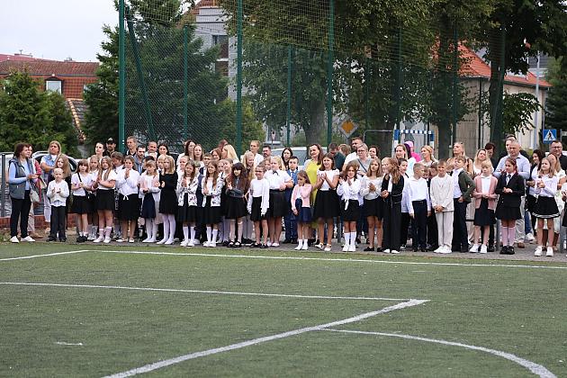 Uczniowie wrócili do szkół. Inauguracja roku szkolnego w SP nr 5 w Lęborku
