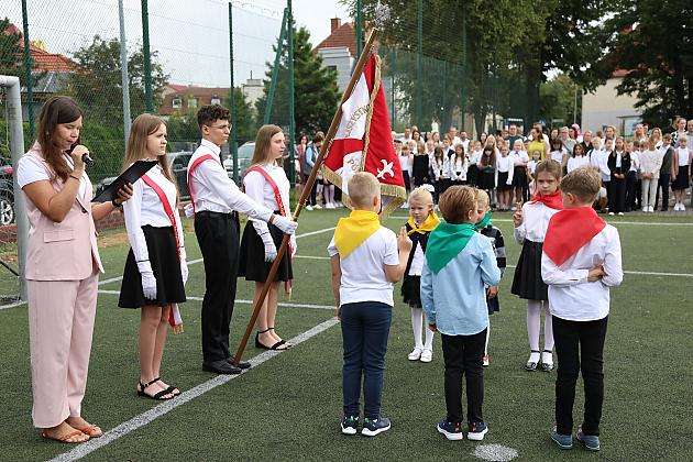 Uczniowie wrócili do szkół. Inauguracja roku szkolnego w SP nr 5 w Lęborku