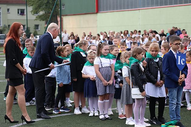 Uczniowie wrócili do szkół. Inauguracja roku szkolnego w SP nr 5 w Lęborku