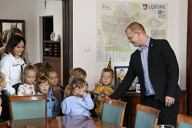 Przedszkolaki z „Baśniowego” odwiedziły Burmistrza