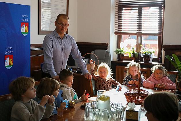 Przedszkolaki z „Baśniowego” odwiedziły Burmistrza