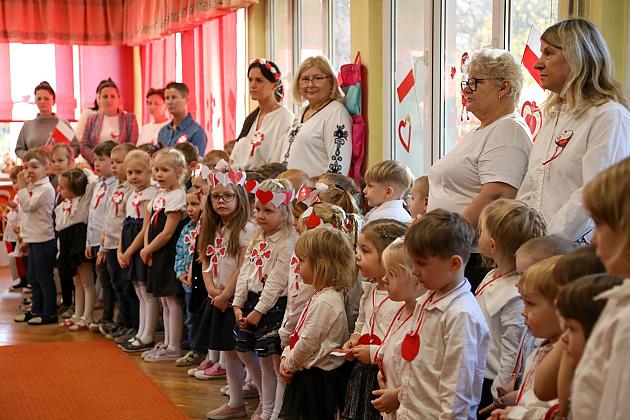 Radosne świętowanie 107. rocznicy odzyskania niepodległości w Przedszkolu nr 1