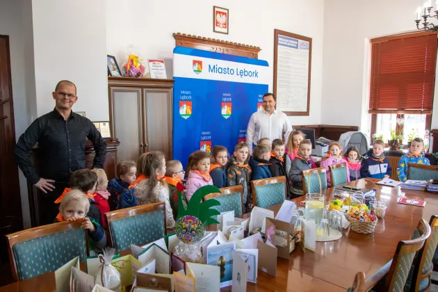 Wyjątkowi goście w ratuszu – Jagódki poznają pracę urzędnika