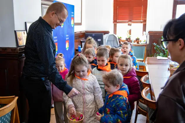 Wyjątkowi goście w ratuszu – Jagódki poznają pracę urzędnika