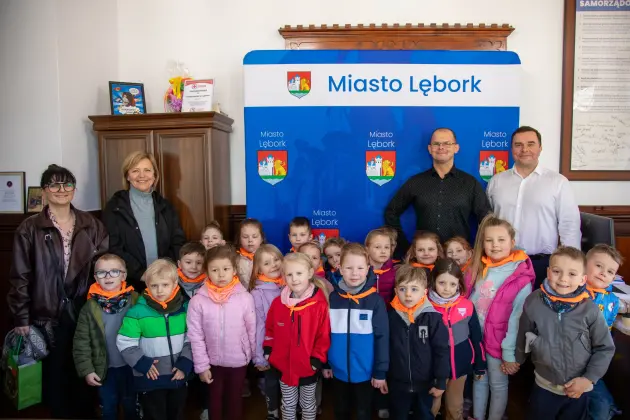 Wyjątkowi goście w ratuszu – Jagódki poznają pracę urzędnika