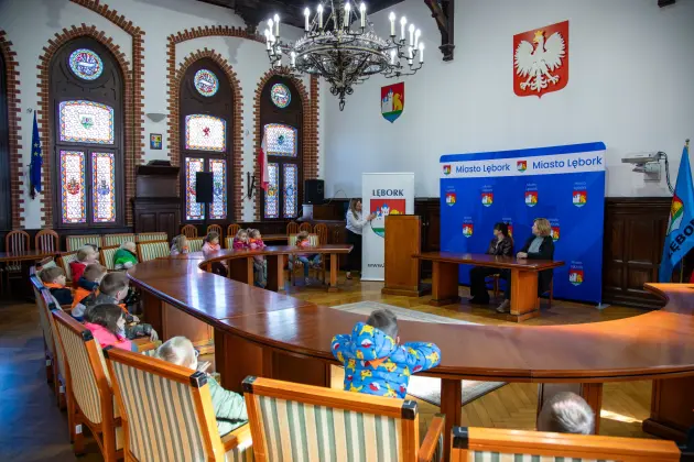 Wyjątkowi goście w ratuszu – Jagódki poznają pracę urzędnika
