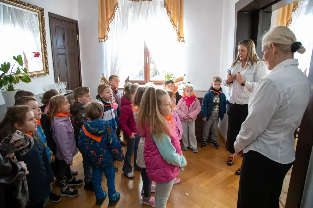 Wyjątkowi goście w ratuszu – Jagódki poznają pracę urzędnika