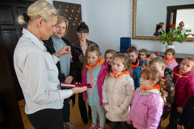 Wyjątkowi goście w ratuszu – Jagódki poznają pracę urzędnika