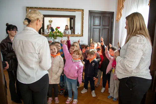 Wyjątkowi goście w ratuszu – Jagódki poznają pracę urzędnika