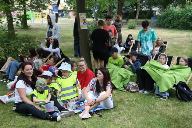 Plenerowe czytanie książek w Parku im. Michalskiego