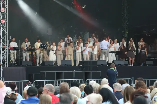 Od wakacyjnych hitów po gospel – muzyczny piątek na Jarmarku św. Jakuba