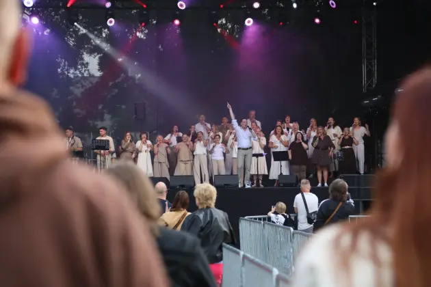 Od wakacyjnych hitów po gospel – muzyczny piątek na Jarmarku św. Jakuba