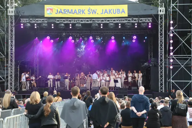 Od wakacyjnych hitów po gospel – muzyczny piątek na Jarmarku św. Jakuba
