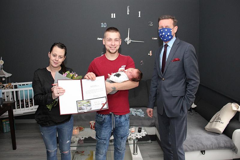 Wizyta u pierwszego urodzonego w 2021 dziecka i …ostatniego urodzonego w  roku 2020