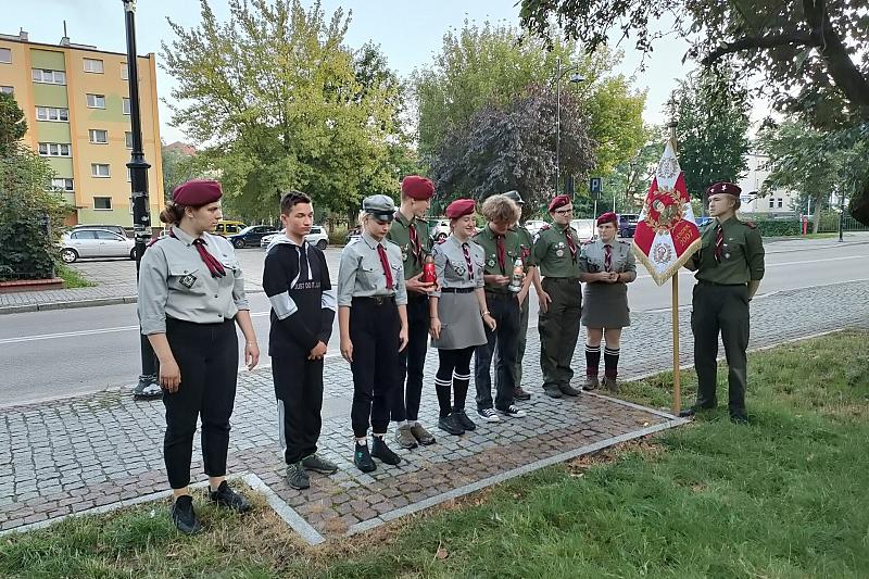 Harcerze dbają o pomnik gen. Stanisława Sosabowskiego