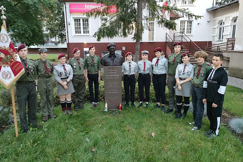 Harcerze dbają o pomnik gen. Stanisława Sosabowskiego