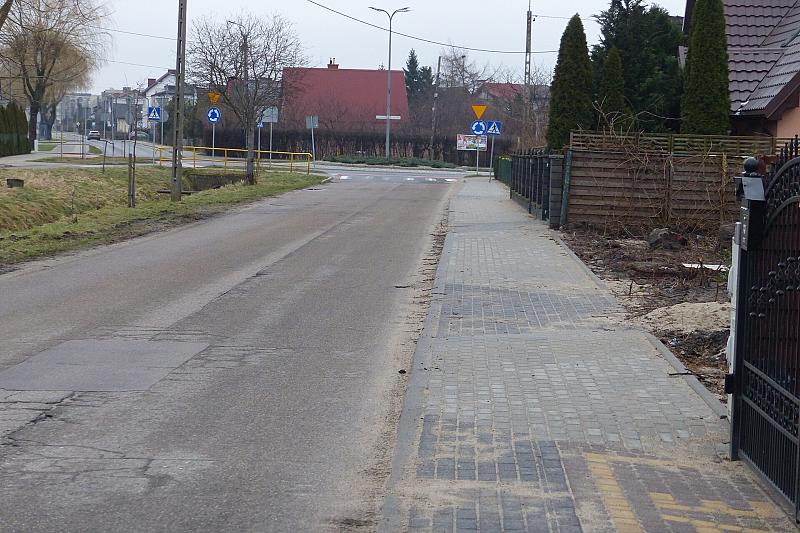 Ulica Kanałowa z nowym chodnikiem