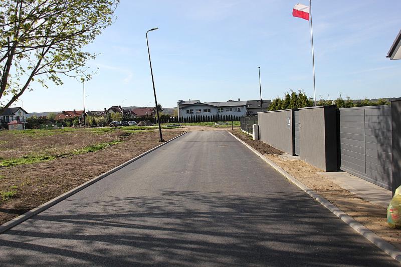 Sudecka z asfaltem i kanalizacją deszczową