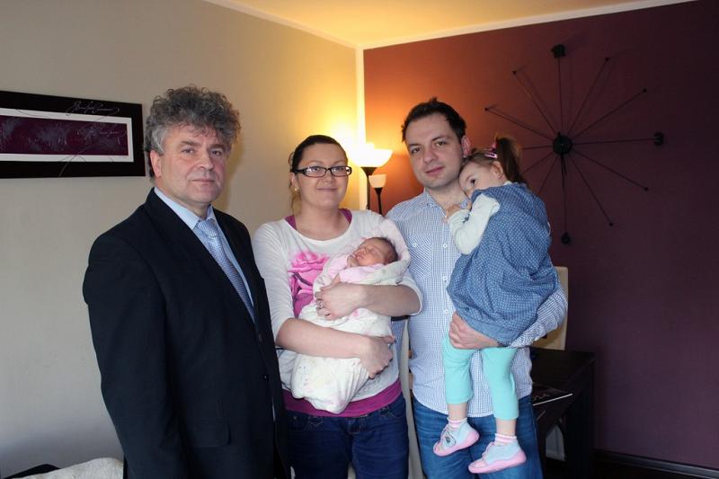 Wizyta Burmistrza u pierwszego dziecka urodzonego w 2014r.