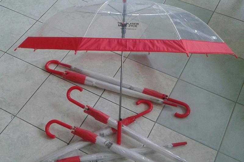 Parasole i kubki czekają na krwiodawców