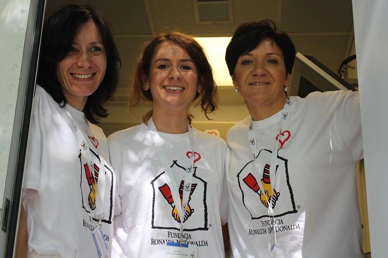 Ambulans Fundacji Ronalda McDonalda na placu Pokoju