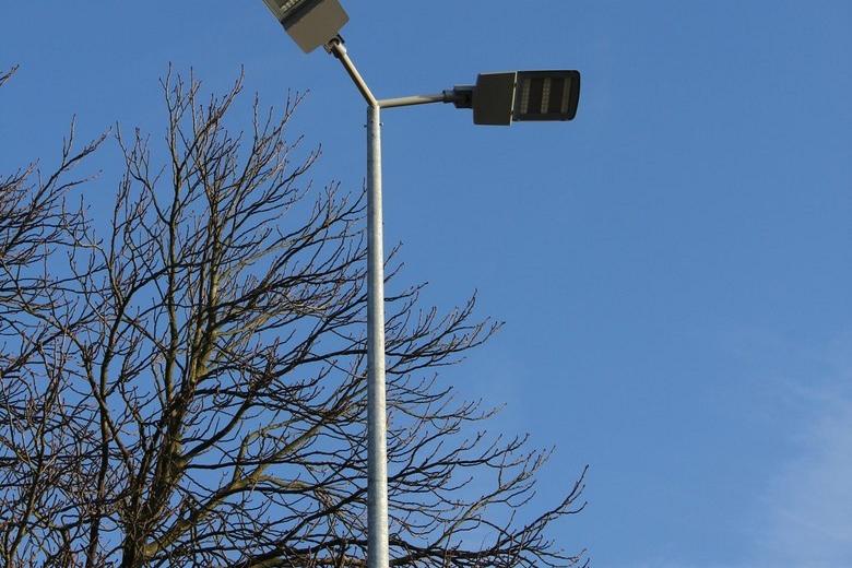 Pobiegają przy światłach. Lampy LED na bieżni lekkoatletycznej