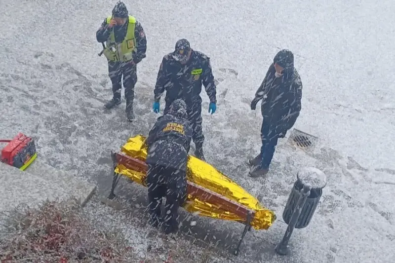 Strażnicy miejscy pomogli zziębniętemu mężczyźnie