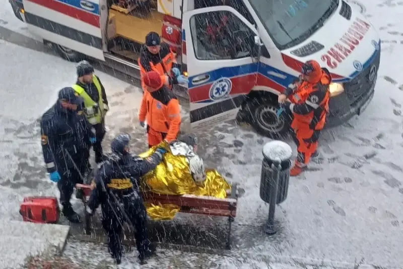 Strażnicy miejscy pomogli zziębniętemu mężczyźnie