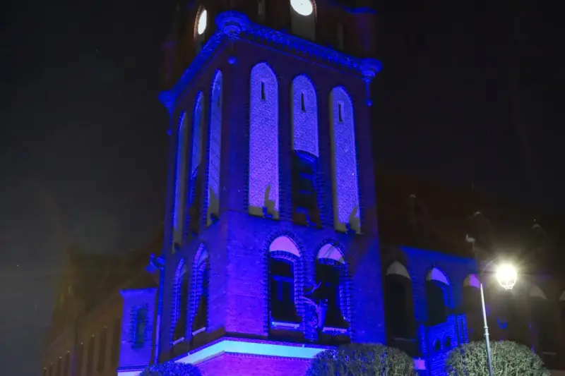 Lębork pamięta o poległych funkcjonariuszach - niebieska iluminacja ratusza