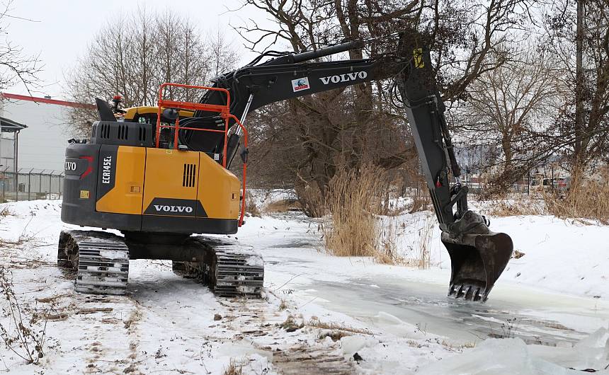 Czytaj o: Koparki w akcji. Kruszenie grubego lodu na rzece